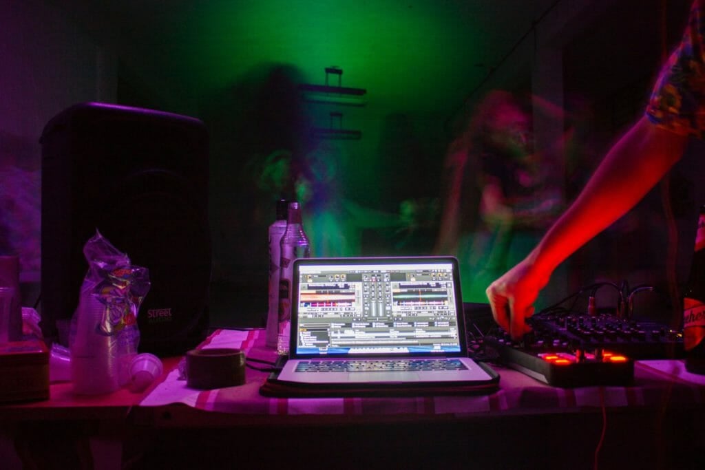 House Music DJ Setup House Music DJ Setup